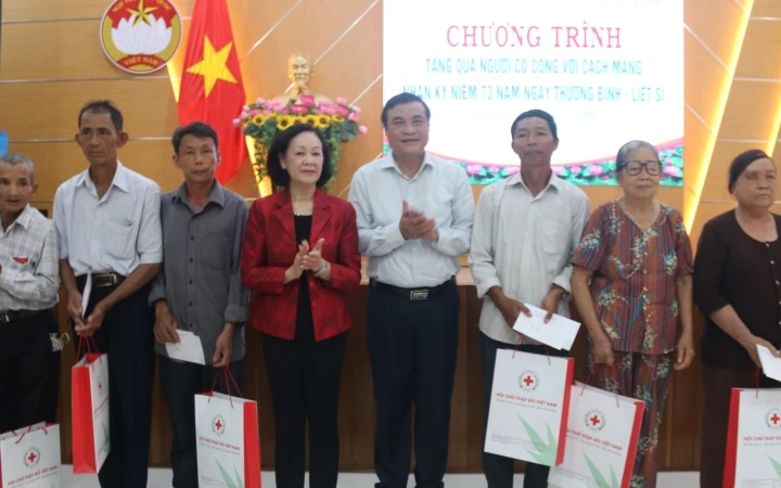Đồng chí Trương Thị Mai và đồng chí Phan Việt Cường trao quà các gia đình chính sách tại Quảng Nam.