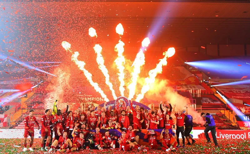 Liverpool ăn mừng chiến thắng chiếc cúp Premier League mùa giải 2019-2020.