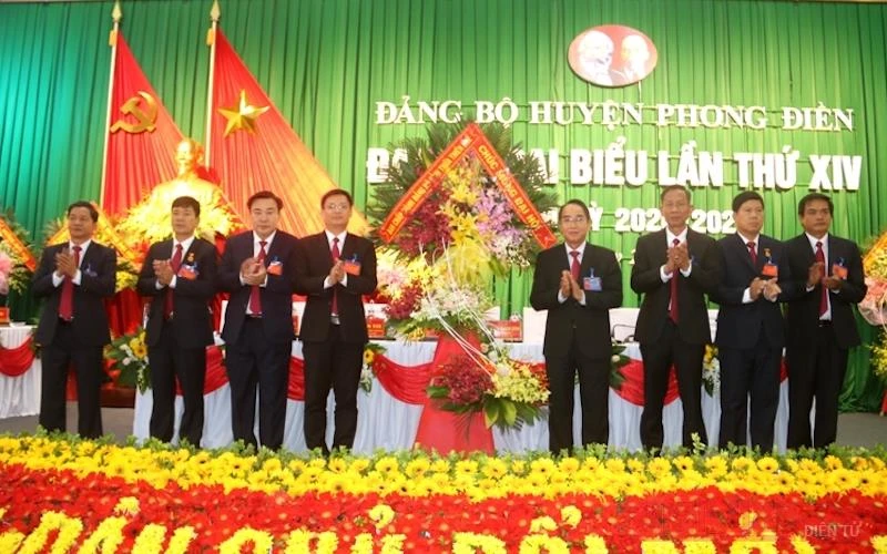 Phó Bí thư Thường trực Tỉnh ủy Bùi Thanh Hà thay mặt Ban Chấp hành Đảng bộ tỉnh phát biểu chỉ đạo, tặng hoa chúc mừng Đại hội.