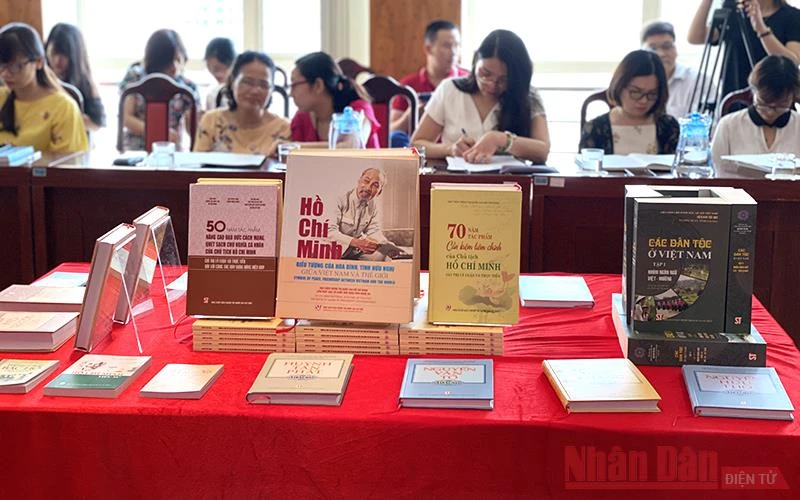 Trưng bày một số cuốn sách tiêu biểu Kỷ niệm 130 năm Ngày sinh Chủ tịch Hồ Chí Minh.