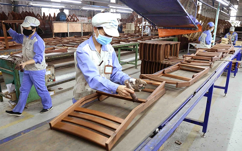 Sản xuất ghế xuất khẩu tại Công ty cổ phần Woodsland Tuyên Quang. Ảnh: Vũ Sinh
