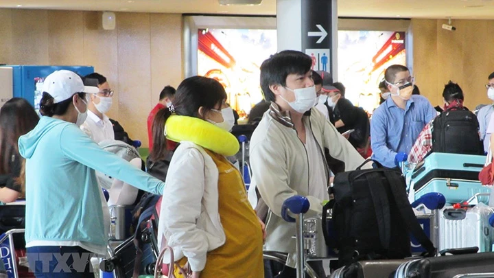 Công dân xếp hàng chờ làm thủ tục tại quầy của Vietnam Airlines ở sân bay Narita (Nhật Bản). 