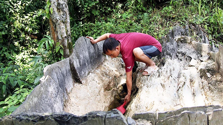 Người dân xã Mường Lống, huyện Kỳ Sơn phải chắt nước từ các hốc đá về dùng.