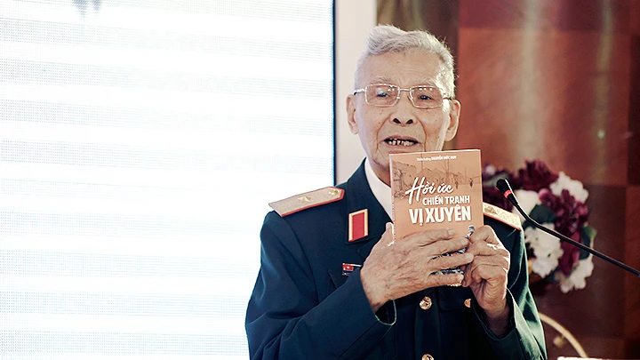 Thiếu tướng Nguyễn Đức Huy trong buổi ra mắt sách “Hồi ức chiến tranh Vị Xuyên” (ngày 5-3-2020).