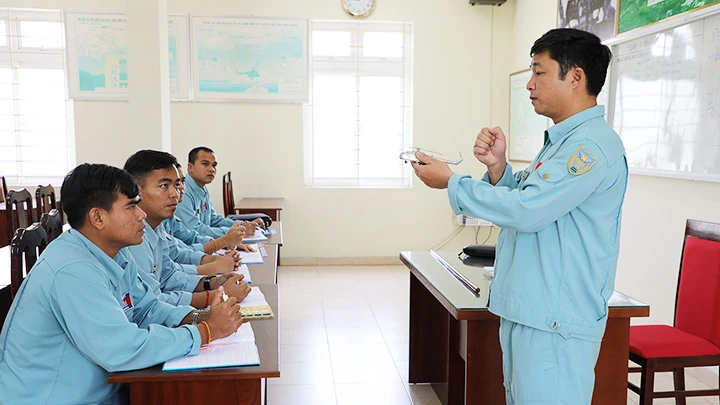 Trung tá Nguyễn Trường Toán trong tiết học hướng dẫn học viên phi công Campuchia xử lý tình huống bất trắc trên không.