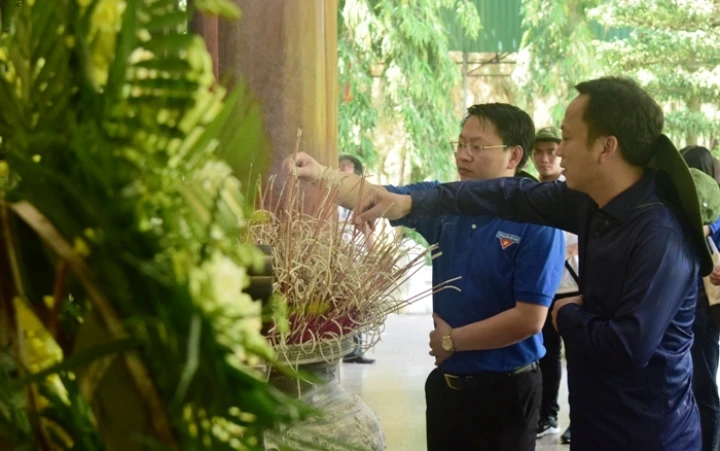 Dâng hoa, dâng hương tại Khu di tích lịch sử Ngã ba Đồng Lộc - Hà Tĩnh.