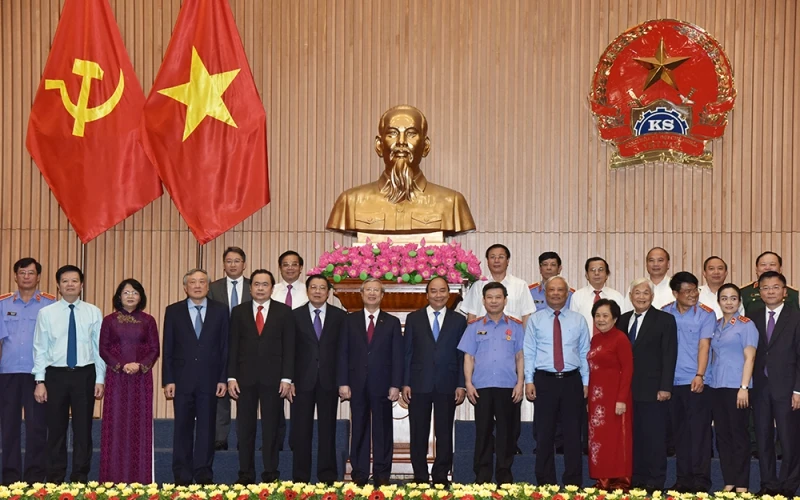 Thủ tướng Nguyễn Xuân Phúc, Phó Chủ tịch nước Đặng Thị Ngọc Thịnh và các đại biểu tham dự buổi lễ.