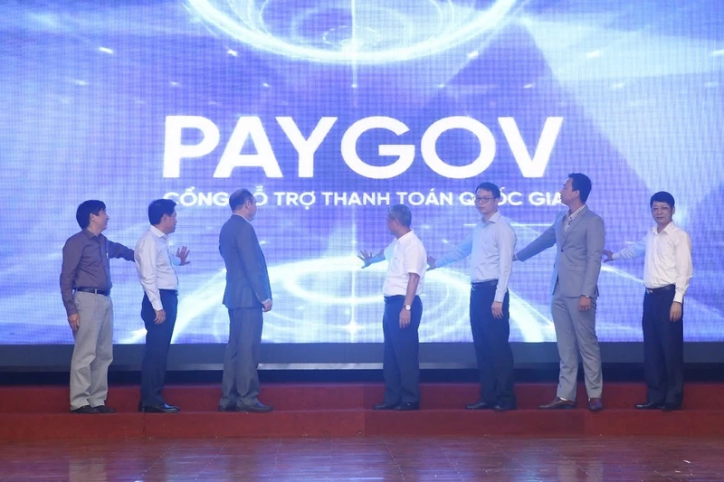 Thứ trưởng Nguyễn Thành Hưng và đại diện các đơn vị thực hiện nghi thức ra mắt Cổng PayGov.