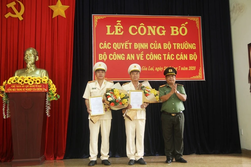 Đồng chí Đại tá, Giám đốc Công an tỉnh Gia Lai trao quyết định của Bộ Công an cho hai tân Phó Giám đốc.