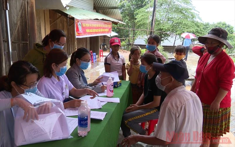 Cán bộ Trung tâm Kiểm soát bệnh tật tỉnh Đắk Nông tổ chức điều tra dịch tễ, khám sàng lọc điều trị cho người dân vùng dịch.