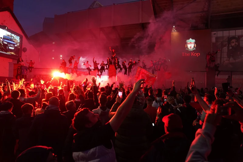 Đám đông đốt pháo sáng và hô vang cái tên Liverpool. 