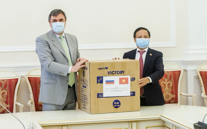 Đại sứ Ngô Đức Mạnh trao tặng khẩu trang y tế cho Phó Chủ tịch Ủy ban Đối ngoại Saint Petersburg.