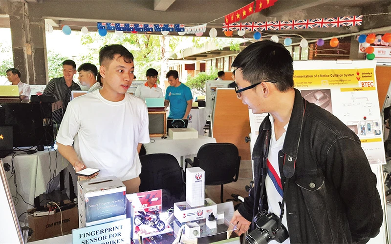 Trưng bày các dự án khởi nghiệp của sinh viên tại Trường đại học Sư phạm kỹ thuật TP Hồ Chí Minh.