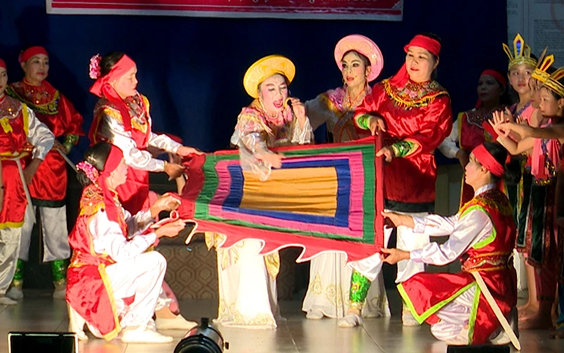 Tiết mục biểu diễn tại lễ bế giảng lớp tập huấn tuồng tại thôn Ðường Yên, xã Xuân Nộn. Ảnh: Việt Quang