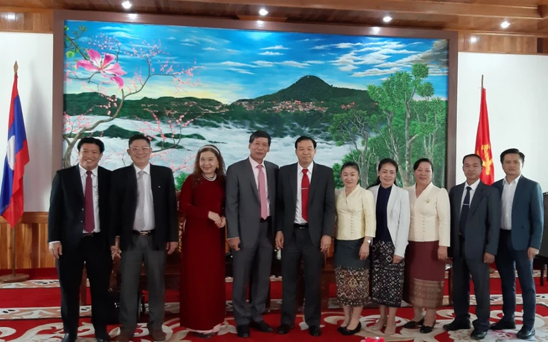 Đoàn đại biểu Tổng Lãnh sự Việt Nam tại Luang Prabang cùng lãnh đạo, cán bộ tỉnh Phongsaly.