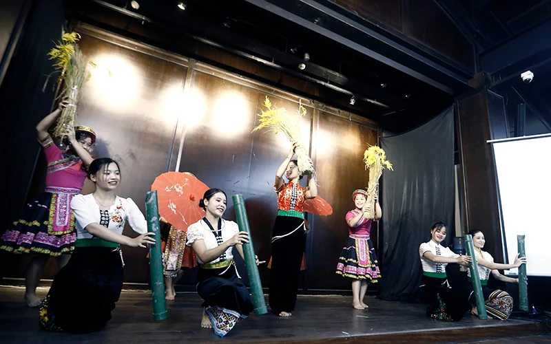 Ðiệu múa Vui hội mùa lúa được các sinh viên người Thái và người H’Mông cùng trình diễn.