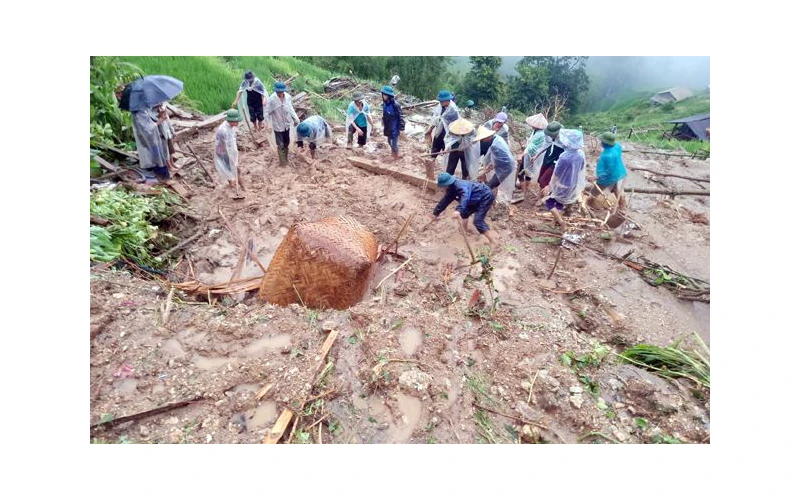 Người dân và lực lượng chức năng xã Bản Nhùng, huyện Hoàng Su Phì tham gia cứu hộ vụ sạt lở đất. Ảnh: Mạc Mẫn