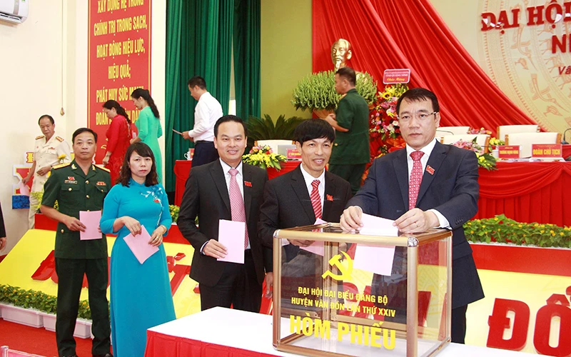 Các đại biểu bỏ phiếu bầu Ban Chấp hành Ðảng bộ huyện Vân Ðồn (Quảng Ninh) lần thứ XXIV, nhiệm kỳ 2020-2025. Ảnh: Mạnh Trường