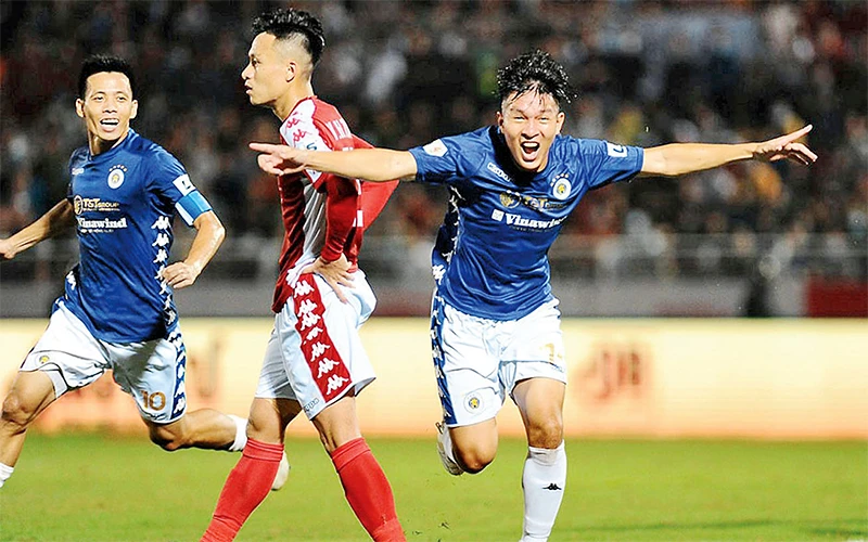 Cầu thủ Hà Nội FC ăn mừng sau khi ghi bàn vào lưới Câu lạc bộ TP Hồ Chí Minh. Ảnh: MINH HOÀNG