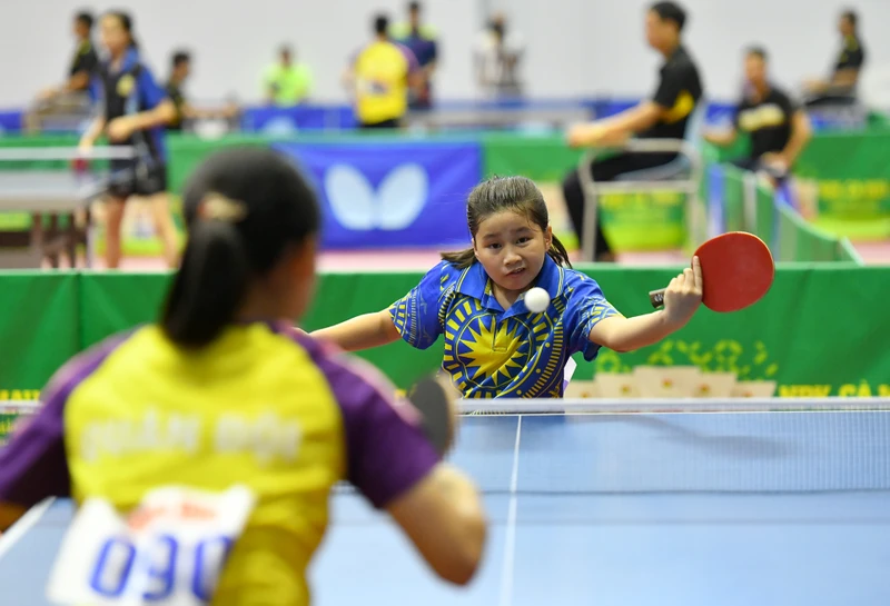 VĐV nhí Nguyễn Như Quỳnh (11 tuổi) đã xuất sắc vượt qua nhiều “đàn chị”, lọt vào vòng 1/16 nội dung đơn nữ tại giải đấu năm nay. (Ảnh: DUY LINH)