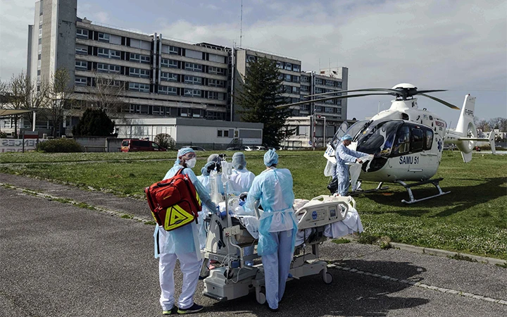 Di chuyển bệnh nhân Covid-19 tại một bệnh viện ở Mun-hau, miền đông Pháp. Ảnh GETTY