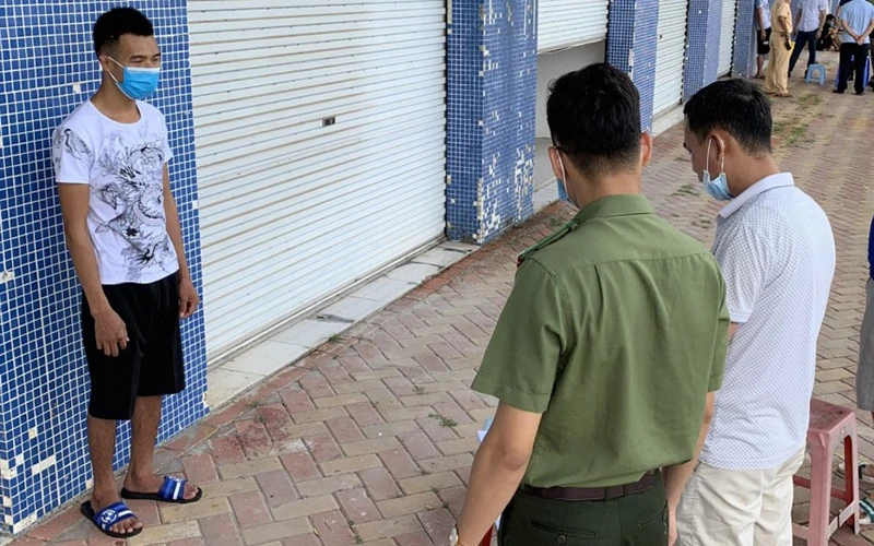 Cơ quan An ninh điều tra, Công an tỉnh Quảng Ninh tống đạt lệnh bắt giam đối tượng.