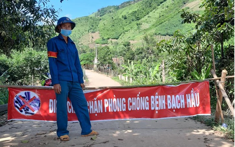 Xã Cư Pui, huyện Krông Bông lập chốt chặn cách ly khu vực có dịch bạch hầu để phòng, chống dịch.