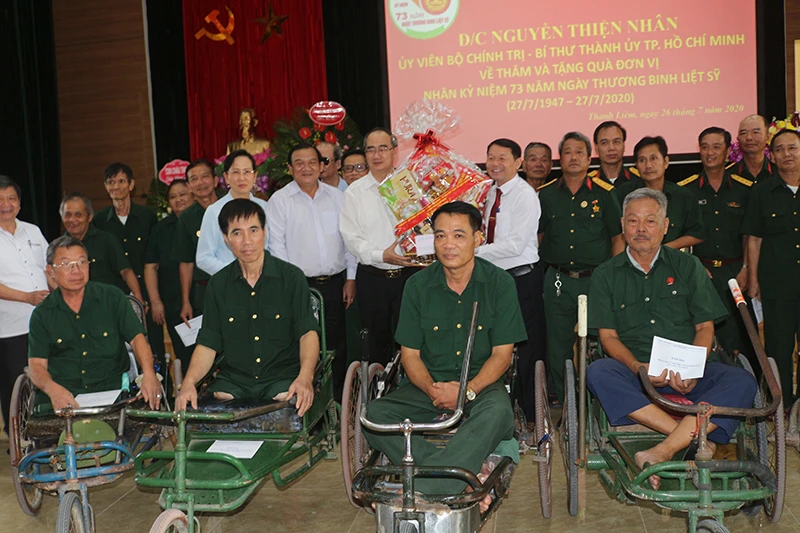 Đồng chí Nguyễn Thiện Nhân, Bí thư Thành ủy TP Hồ Chí Minh tặng quà tại Trung tâm Nuôi dưỡng thương, bệnh binh nặng và điều dưỡng người có công tỉnh Hà Nam.