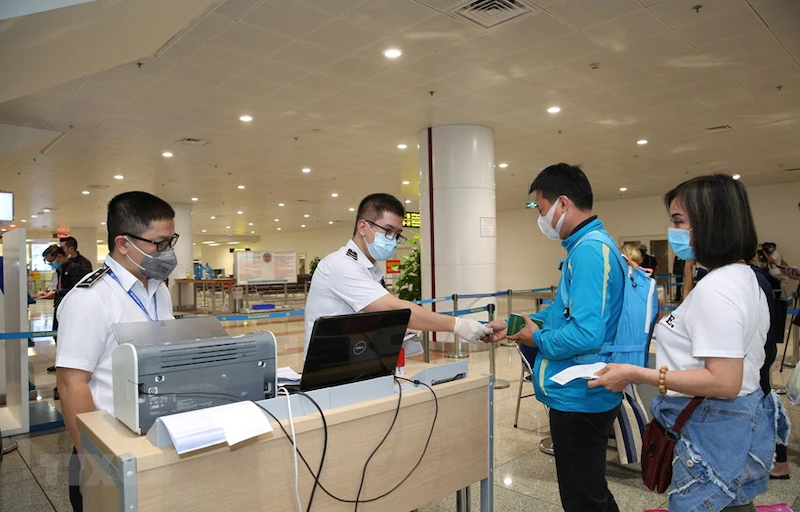 Lực lượng chức năng kiểm soát người nhập cảnh tại sân bay quốc tế Nội Bài. ( Ảnh: Hà Nội Mới)