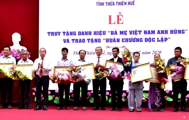 Các đồng chí Bí thư Tỉnh ủy Lê Trường Lưu và Chủ tịch UBND tỉnh Phan Ngọc Thọ trao danh hiệu cao quý “Bà mẹ Việt Nam anh hùng” cho thân nhân các mẹ.