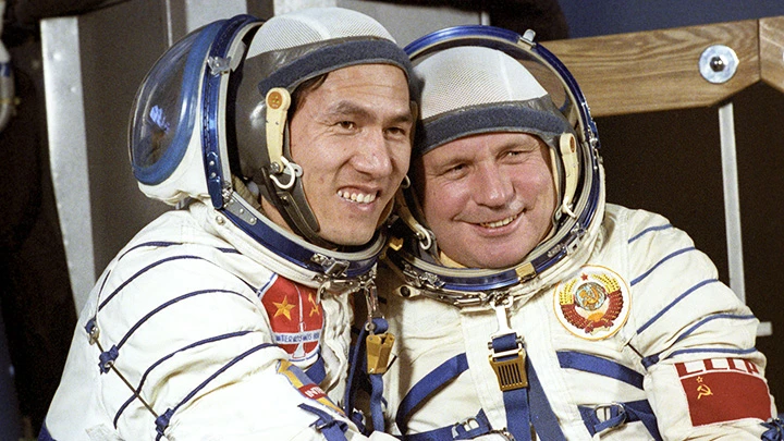 Hai phi hành gia Phạm Tuân (trái) và Gorbatko sau chuyến bay lịch sử. Ảnh: SPUTNIK NEWS