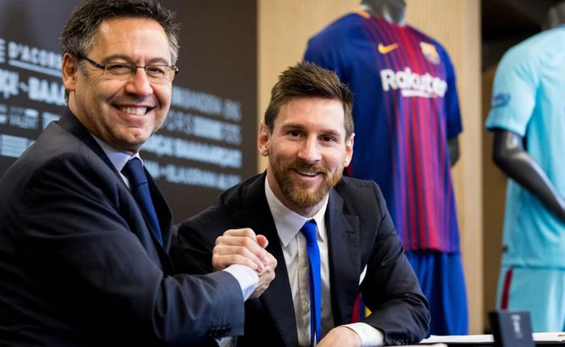Chủ tịch Josep Maria Bartomeu (trái) và Lionel Messi trong một buổi ký kết. (Ảnh: Barca FC)