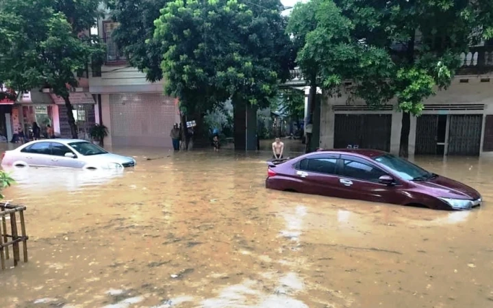 Nhiều ô-tô bị ngập nặng, phải nằm lại trên đường Hoàng Quốc Việt, thành phố Lào Cai.