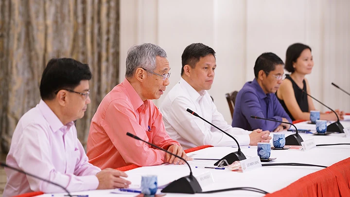Thủ tướng Lý Hiển Long (thứ hai, trái sang) cùng một số bộ trưởng mới trong chính phủ. Ảnh: CNA