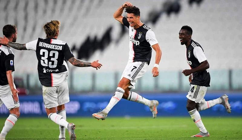 Cristiano Ronaldo ăn mừng với các đồng đội sau khi ghi bàn mở tỷ số cho Juventus. (Ảnh: Juventus FC)