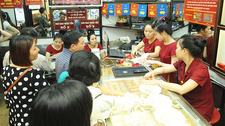 Nhà đầu tư trong nước cần tránh tâm lý đổ xô giao dịch vàng trong thời điểm này.