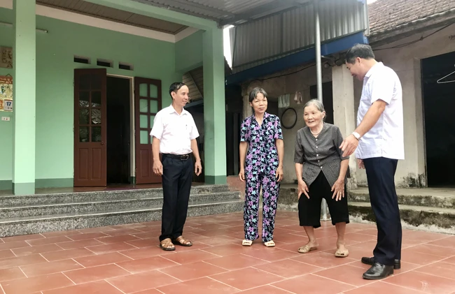 Mẹ con bà Dương Thị Chất (đứng giữa) tại ngôi nhà mới khang trang. Ảnh: THÁI BÌNH