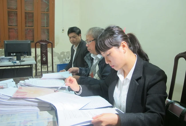 Cán bộ Cục Người có công tham gia kiểm tra, rà soát hồ sơ tồn đọng tại tỉnh Thái Bình. Ảnh: SÍN NGUYỄN
