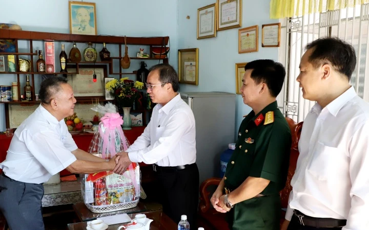 Bí thư Tỉnh ủy Bình Dương (thứ hai từ trái sang) Trần Văn Nam thăm và tặng quà cho ông Nguyễn Chí Tâm, thương binh ở phường Chánh Mỹ, TP Thủ Dầu Một. 