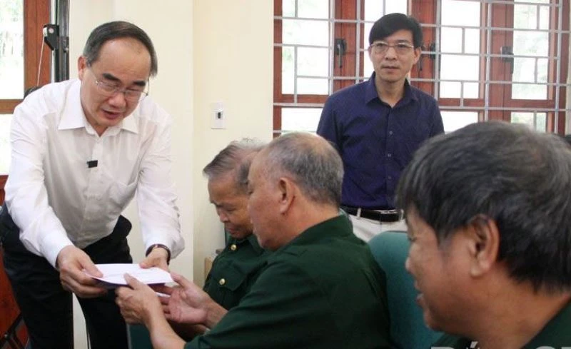 Đồng chí Nguyễn Thiện Nhân thăm, tặng quà Trung tâm Điều dưỡng thương binh Lạng Giang
