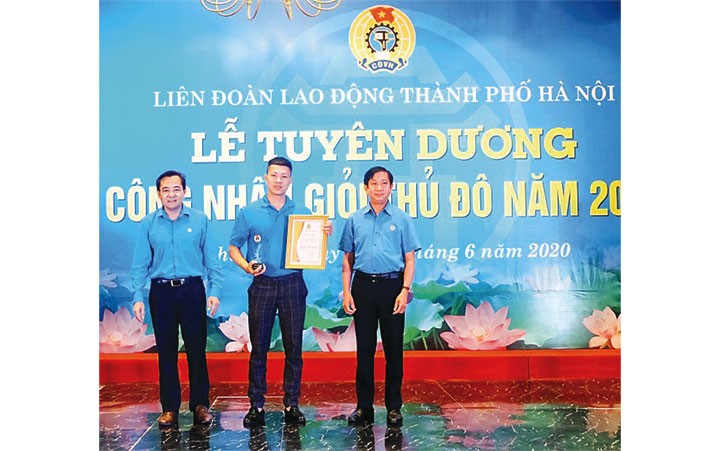 Công nhân Phạm Anh Minh vinh dự là một trong 100 “Công nhân giỏi Thủ đô năm 2020” được Liên đoàn Lao động TP Hà Nội tuyên dương, khen thưởng.