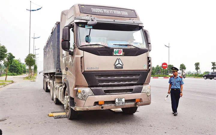 Thanh tra Sở Giao thông vận tải Hà Nội xử lý hành vi xe chở quá tải.
