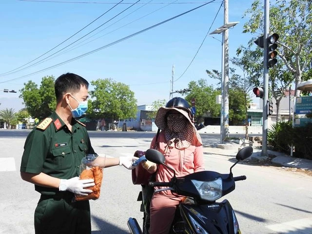 Phát miễn phí khẩu trang cho người dân khi đi vào các thôn lân cận, vùng cách ly Văn Lâm 3, tỉnh Ninh Thuận hồi tháng 3.