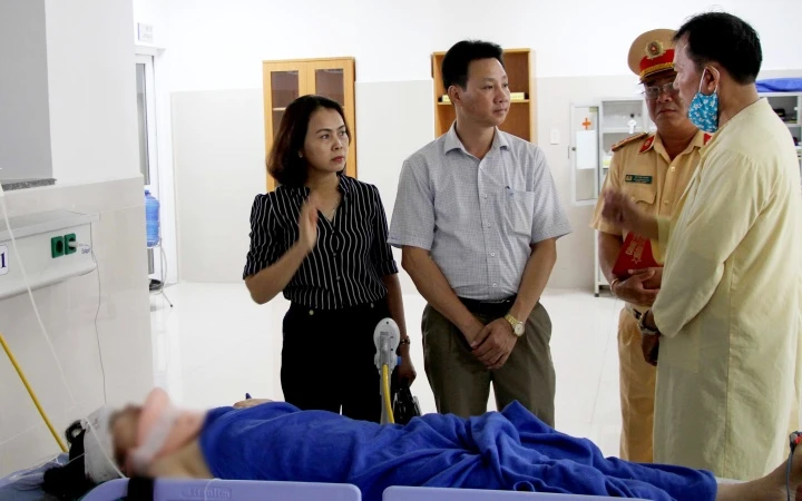 Đại diện Ban ATGT Quảng Bình thăm hỏi người bị thương tại bệnh viện.