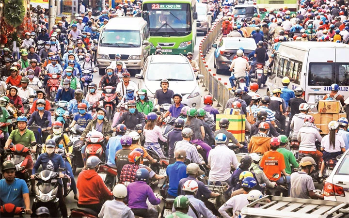Sự gia tăng phương tiện cá nhân là nguyên nhân gây ùn tắc giao thông tại TP Hồ Chí Minh. Ảnh: HOÀNG TRIỀU