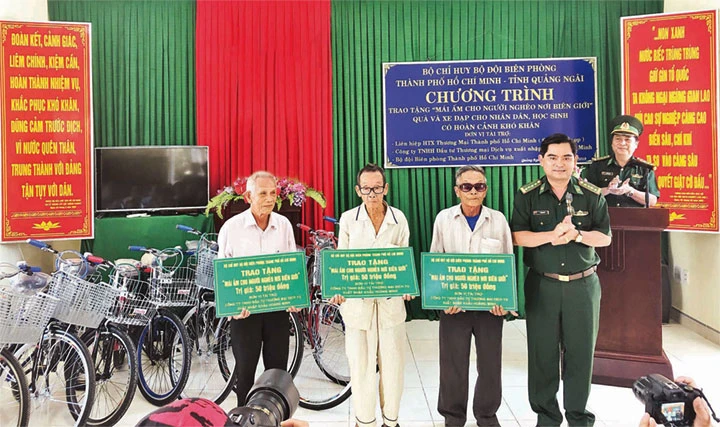 Đảng ủy Bộ Chỉ huy Bộ đội Biên phòng TP Hồ Chí Minh trao quà tặng các hộ dân nghèo ở huyện Lý Sơn (Quảng Ngãi). Ảnh: BP