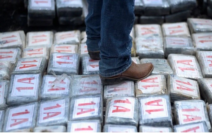Cảnh sát kiểm tra những gói cocaine bị tịch thu gần Tegucigalpa, Honduras, năm 2012. (Ảnh: Reuters)
