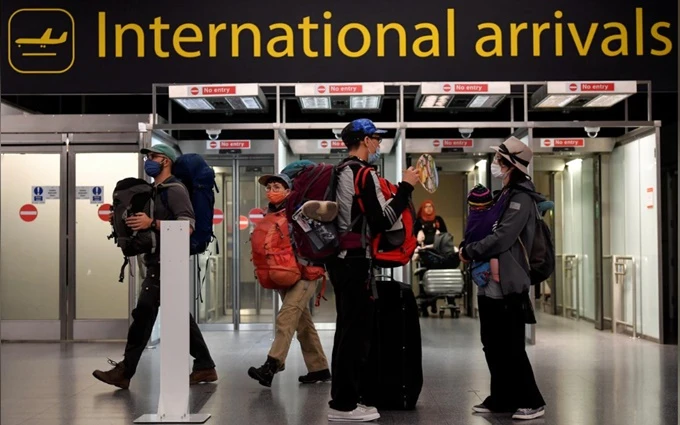 Hành khách tại sân bay Gatwick, Anh, ngày 10-7. (Ảnh: Reuters)