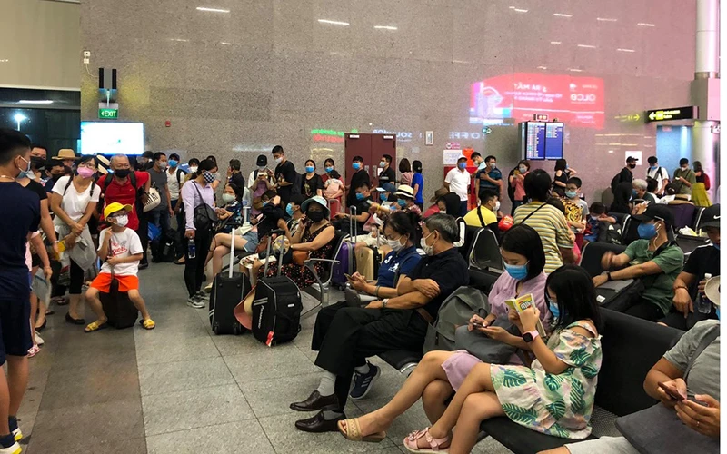 Sân bay Đà Nẵng đông nghịt người tối 27-7.