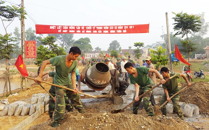 Cán bộ, chiến sĩ Sư đoàn 324 giúp nhân dân xã Hùng Sơn, huyện Anh Sơn (Nghệ An) xây dựng đường nông thôn mới.